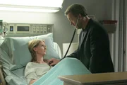 Kann Dr. House (Hugh Laurie, r.) den wahren Grund f&uuml;r Anica Jovanovichs (Cynthia Nixon, l.) pl&ouml;tzlichen Zusammenbruch herausfinden?