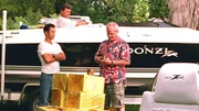 Erst als Sam (Bruce Campbell, M.) die Sitze des Bootes n&auml;her untersucht, schwant Michael (Jeffrey Donovan, l.) und Virgil (Chris Ellis), dass sie in eine heikle Sache hineingeraten sind.