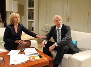 Charlotte (Mona Seefried, l.) und Werner (Dirk Galuba, r.) r&auml;tseln in gr&ouml;&szlig;ter Sorge, was Eva zugesto&szlig;en sein k&ouml;nnte.