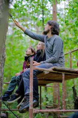 Piotr Piłasiewicz und seine Kinder Henio und Henia bringen ihr Zeichen am Baum an. Piotr ist nach dem Studium in der Stadt mit seiner Familie in den Wald seiner Kindheit zur&uuml;ckgekehrt.