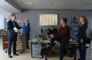 Reddemann (Arnfried Lerche, l.) hat eine Idee und Sputnik (Jaecki Schwarz, 2. v. l.) kann bleiben! Die drei Kommissare Otto Martens (Florian Martens, M.), Sebastian Klöckner (Matthi Faust, 2. v. r.) und Linett Wachow (Stefanie Stappenbeck, r.) nehmen es gelassen an. Reddemann (Arnfried Lerche, l.) hat eine Idee und Sputnik (Jaecki Schwarz, 2. v. l.) kann bleiben! Die drei Kommissare Otto Martens (Florian Martens, M.), Sebastian Klöckner (Matthi Faust, 2. v. r.) und Linett Wachow (Stefanie Stappenbeck, r.) nehmen es gelassen an.
