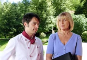 Robert (Lorenzo Patan&eacute;, l.) gesteht Charlotte (Mona Seefried, r.), dass er lieber nach Verona gehen w&uuml;rde.