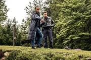 Jerry (Peter marton, l.) und Max (Nepo Fitz, r.) suchen das Handy der Ermordeten. Jerry (Peter marton, l.) und Max (Nepo Fitz, r.) suchen das Handy der Ermordeten.