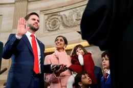 20. Januar 2025: J.D. Vance schw&ouml;rt seinen Amtseid als US-Vizepr&auml;sident in der Rotunda des US-Kapitols in Washington D.C.. Neben ihm seine Frau Usha Vance und seine drei Kinder.