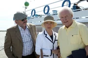 Mit gro&szlig;er Freude er&ouml;ffnet Thomas seiner Verlobten Claudia die Hausbaupl&auml;ne, die er mit dem Architekten hinter ihrem R&uuml;cken erarbeitet hat. Claudia f&uuml;hlt sich &uuml;bergangen. Sohn Paul muss erfahren, dass Edinas Beziehung zu ihrem Koch nicht nur platonisch ist. Paul versteht die Welt und die Frauen nicht mehr und flieht nach Wien zu seinem Freund Markus. Nach Tagen der Sorge wird er gefunden. Claudia holt Paul aus Wien, sie sprechen sich aus. In vergn&uuml;gter Stimmung heimfahrend verungl&uuml;cken die beiden. Im Bild (v.li.): Branko Samarovski (Blasius Schmalzl), Christine Ostermayer (Hermine Schnell), Wolfgang H&uuml;bsch (Gottfried Schnell).