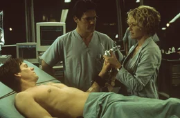 Um das Verfahren endlich an einem Menschen zu testen, bietet sich der charismatische Projektleiter Sebastian Caine (Kevin Bacon, l.) selbst als Versuchsobjekt an. Seine Kollegen Linda (Elisabeth Shue, r.) und Matthew (Josh Brolin, M.) stimmen widerstrebend zu ...