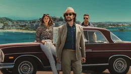 L-R: Penelope Vardakis (Shailene Woodley), Nick Bali (Joseph Gordon-Levitt), Elias 'Leonidas' (Richard Madden)