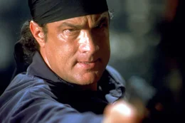 In einem Kampf auf Leben und Tod ist er stets zwei Schritte voraus: Undercover Agent Sascha Petrosevitch (Steven Seagal) ...