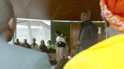 Eugene Mutangana vom Rwanda Development Board diskutiert mit Einwohnern