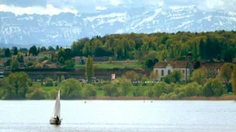 Segelboot vor Berg-Kulisse: Der Bodensee ist der zweitgr&ouml;&szlig;te Alpensee Europas.