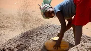Gestalter Manuel Obermaier begibt sich auf eine Recherchereise in ein afrikanisches Herstellerland, wo ein Eigenmarktprodukt hergestellt wird &ndash; wie sieht es hier mit den Anspr&uuml;chen von Bio und Fair aus?