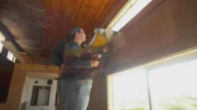 Der Tiny House-Immobilienmarkt boomt wie nie, und auch Grace und Ben haben beschlossen, in ein Mini-Haus zu ziehen, das sie in Madison, Wisconsin, bauen. Grace ist gerade mit dem College fertig geworden und auf Jobsuche, deshalb wäre ein mobiles Domizil perfekt. Noch wohnen die beiden mit zwei Katzen im Keller der Großeltern, doch bald wollen sie auf ein Boot ziehen, das optisch einer Barke aus dem 17. Jahrhundert ähnelt. - Mit blauem Dach, das an Wellen erinnert, einem Aquarium und Küchenschränken, die wie Whiskeyfässer auf einem Piratenschiff aussehen. Das neue Eigenheim soll 32 qm groß werden, etwa 20.000 Dollar kosten und in drei Monaten fertig sein. Der Tiny House-Immobilienmarkt boomt wie nie, und auch Grace und Ben haben beschlossen, in ein Mini-Haus zu ziehen, das sie in Madison, Wisconsin, bauen. Grace ist gerade mit dem College fertig geworden und auf Jobsuche, deshalb wäre ein mobiles Domizil perfekt. Noch wohnen die beiden mit zwei Katzen im Keller der Großeltern, doch bald wollen sie auf ein Boot ziehen, das optisch einer Barke aus dem 17. Jahrhundert ähnelt. - Mit blauem Dach, das an Wellen erinnert, einem Aquarium und Küchenschränken, die wie Whiskeyfässer auf einem Piratenschiff aussehen. Das neue Eigenheim soll 32 qm groß werden, etwa 20.000 Dollar kosten und in drei Monaten fertig sein.
