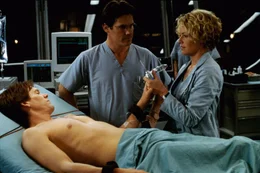 Sebastian Caine (Kevin Bacon) testet das Serum, das ihn unsichtbar machen soll, im Selbstversuch aus.