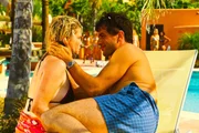 Michael (Kai Schumann) l&auml;sst seine Frau Rebecca (Annette Frier) in dem Glauben, dass sie gerade ihre Flitterwochen nachholen und er nicht zum Arbeiten in der Hotelanlage ist.