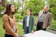Die Kommissare Beck (Michaela Weingartner, l.) und Stadler (Dieter Fischer, r.) interessieren sich für das nachbarschaftliche Verhältnis von Charlotte Fuchs (Sonia Hausséguy, M.) und dem Opfer. Die Kommissare Beck (Michaela Weingartner, l.) und Stadler (Dieter Fischer, r.) interessieren sich für das nachbarschaftliche Verhältnis von Charlotte Fuchs (Sonia Hausséguy, M.) und dem Opfer.