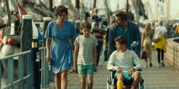 Der zehnj&auml;hrige Sam (Sonny van Utteren, 2. von links) verbringt seine Ferien mit seiner Mutter Mara (Suzan Boogaerdt, links), seinem Vater Gijs (Tjebbo Gerritsma, rechts) und seinem gro&szlig;en Bruder Jore (Julian Ras, sitzend) auf einer niederl&auml;ndischen Insel.