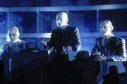 Die grauen Herren (Armin Mueller-Stahl, Mitte) wollen den Menschen ihre Zeit stehlen.