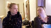 Cindy (li.) und Mama Sandra, deren Begeisterung sich in Grenzen h&auml;lt