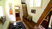 Michelle und Jesse Harris leben in Chattanooga am Lookout Mountain in einem 37 qm großen Gästehaus, wollen jetzt aber in ein Tiny House umziehen. Baumeister John Stone ist mit dem Projekt beauftragt, das innerhalb von drei Monaten fertig sein soll. Die Wohnfläche wird knapp 28 qm betragen und ist genau auf die Bedürfnisse des Paares abgestimmt: eine L-förmige Küche mit einklappbarer Frühstückstheke, ein Mini-Bad mit ausklappbaren Boxen, ein Wohnzimmer mit Treppe zur Schlafempore und viel Stauraum im Fußboden. Nur die Unmengen an Pflanzen, die Botaniker Jesse sammelt, werden ausgelagert und in einem Outdoor-Kühlschrank aufbewahrt. Geplante Kosten: 35.000 Dollar. Michelle und Jesse Harris leben in Chattanooga am Lookout Mountain in einem 37 qm großen Gästehaus, wollen jetzt aber in ein Tiny House umziehen. Baumeister John Stone ist mit dem Projekt beauftragt, das innerhalb von drei Monaten fertig sein soll. Die Wohnfläche wird knapp 28 qm betragen und ist genau auf die Bedürfnisse des Paares abgestimmt: eine L-förmige Küche mit einklappbarer Frühstückstheke, ein Mini-Bad mit ausklappbaren Boxen, ein Wohnzimmer mit Treppe zur Schlafempore und viel Stauraum im Fußboden. Nur die Unmengen an Pflanzen, die Botaniker Jesse sammelt, werden ausgelagert und in einem Outdoor-Kühlschrank aufbewahrt. Geplante Kosten: 35.000 Dollar.