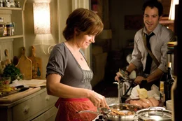 Julie Powell (Amy Adams) &uuml;berrascht ihren Mann Eric (Chris Messina) immer wieder mit ihrer Leidenschaft f&uuml;rs Kochen. Als sie &uuml;ber Julias Kochbuch &uuml;ber die franz&ouml;sische K&uuml;che stolpert, kommt ihr eine Idee.