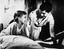 Das Schillersche Nesth&auml;ckchen Julchen (Elke Aberle) hat, wie ihr Bruder Eduard (Harald Martens), nur Flausen im Kopf.