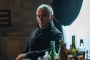 Philippe (Ben Miles).