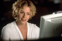 Linda McKay (Elisabeth Shue) ist erleichtert, nachdem sie dem Verteidigungsminister von dem gescheiterten Experiment berichtet hat.