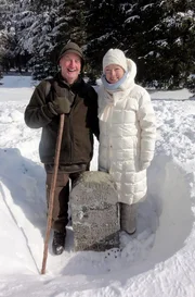 Moderatorin Janine Strahl-Oesterreich gemeinsam mit Norbert Dagg am Jägerstein. Moderatorin Janine Strahl-Oesterreich gemeinsam mit Norbert Dagg am Jägerstein.
