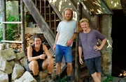 Immer noch beste Freunde - Wolfi Fischer, Helen Sonnentag und Lutz Obenauer taten sich mit viel Idealismus vor gut zwei Jahren zusammen, um den alten Hof wieder bewohnbar und lebendig zu machen.
