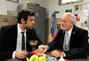 Alfons (Sepp Schauer, r.) &uuml;berbringt Jacob (Andreas Thiele, l.) die Nachricht vom Tod seiner Schwester.