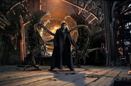 Ein Experiment des brillanten Fusions-Forschers Dr. Otto Octavius (Alfred Molina) schl&auml;gt auf fatale Weise fehl -  "Doc Ock" ist geboren ...