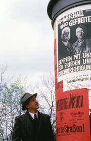 Bäckermeister Max Kreitmeier (Werner Rom), steht den neuen Herren skeptisch gegenüber. Bäckermeister Max Kreitmeier (Werner Rom), steht den neuen Herren skeptisch gegenüber.