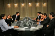 v.l.n.r. Julio (Carmelo G&oacute;mez), Nieves (Najwa Nimri), Carlos (Eduardo Noriega), Ricardo (Pablo Echarri), Ana (Adriana Ozores), Fernando (Eduard Fern&aacute;ndez) und Enrique (Ernesto Alterio).