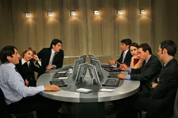 v.l.n.r. Julio (Carmelo G&oacute;mez), Nieves (Najwa Nimri), Carlos (Eduardo Noriega), Ricardo (Pablo Echarri), Ana (Adriana Ozores), Fernando (Eduard Fern&aacute;ndez) und Enrique (Ernesto Alterio).