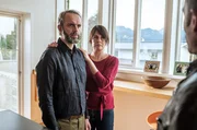 Der Lehrer Florian Reger (Martin Thaler) und eine Frau Friederike Reger (Georgia Stahl) bei der Befragung durch Jerry Paulsen (Peter Marton, r.) Der Lehrer Florian Reger (Martin Thaler) und eine Frau Friederike Reger (Georgia Stahl) bei der Befragung durch Jerry Paulsen (Peter Marton, r.)