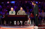 Moderator Kai Pflaume (r.) mit Rateteam-Kapit&auml;n Bernhard Ho&euml;cker (l.) und dem &ouml;sterreichischen "Youtuber" Sascha Huber (M.).