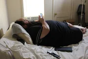Wess im Bett mit seinem Telefon. Wess im Bett mit seinem Telefon.