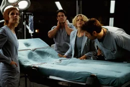 L-R: Sarah Kennedy (Kim Dickens), Matthew Kensington (Josh Brolin), Linda McKay (Elisabeth Shue) und Carter Abbey (Greg Grunberg)