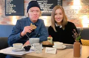 Lena Kupke ist nicht nur eine talentierte Stand-up-Comedienne und Schauspielerin, sondern auch die perfekte Gespr&auml;chspartnerin f&uuml;r verregnete Nachmittagssparzierg&auml;nge. SWR Moderator Pierre M. Krause begleitet die frisch gebackene Buchautorin beim Flanieren, Signieren und Sinnieren.
