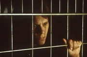 Sebastian (Kevin Bacon) wird nach dem Experiment zu einer echten Bedrohung. Honorarfrei - nur f&uuml;r diese Sendung bei Nennung ZDF und Michael Douglas Middleton Der geniale Wissenschaftler Sebastian Caine (Kevin Bacon) steht kurz vor dem Ziel seiner Tr&auml;ume: Mit seinem Team hat der charismatische Projektleiter in einem geheimen Regierungsexperiment Seren entwickelt, die unsichtbar und wieder sichtbar machen k&ouml;nnen. Bisher wurde diese Substanz jedoch nur an Tieren erprobt. Um das Verfahren auch am Menschen zu testen, bietet Sebastian sich selbst als Versuchsobjekt an. Und tats&auml;chlich l&ouml;st sich sein K&ouml;rper vor den Augen seiner engsten Partnerin und einstigen Freundin Dr. Linda McKay (Elisabeth Shue) und dem Rest seiner wissenschaftlichen Crew nach und nach auf und wird schlie&szlig;lich unsichtbar. Und je l&auml;nger dieser Zustand andauert, desto aggressiver wird er. Als Sebastian auch noch erkennen muss, dass Linda ein Verh&auml;ltnis mit dem Kollegen Matthew (Josh Brolin) hat und sie au&szlig;erdem das Pentagon vom Fehlschlagen des Experiments unterrichten will, beschlie&szlig;t er, seinen k&ouml;rperlichen Zustand gezielt einzusetzen und den Ausgang des Projekts selbst zu bestimmen. Und dabei schreckt er auch vor Gewalt nicht zur&uuml;ck ...