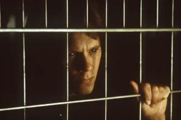 Sebastian (Kevin Bacon) wird nach dem Experiment zu einer echten Bedrohung. Honorarfrei - nur f&uuml;r diese Sendung bei Nennung ZDF und Michael Douglas Middleton Der geniale Wissenschaftler Sebastian Caine (Kevin Bacon) steht kurz vor dem Ziel seiner Tr&auml;ume: Mit seinem Team hat der charismatische Projektleiter in einem geheimen Regierungsexperiment Seren entwickelt, die unsichtbar und wieder sichtbar machen k&ouml;nnen. Bisher wurde diese Substanz jedoch nur an Tieren erprobt. Um das Verfahren auch am Menschen zu testen, bietet Sebastian sich selbst als Versuchsobjekt an. Und tats&auml;chlich l&ouml;st sich sein K&ouml;rper vor den Augen seiner engsten Partnerin und einstigen Freundin Dr. Linda McKay (Elisabeth Shue) und dem Rest seiner wissenschaftlichen Crew nach und nach auf und wird schlie&szlig;lich unsichtbar. Und je l&auml;nger dieser Zustand andauert, desto aggressiver wird er. Als Sebastian auch noch erkennen muss, dass Linda ein Verh&auml;ltnis mit dem Kollegen Matthew (Josh Brolin) hat und sie au&szlig;erdem das Pentagon vom Fehlschlagen des Experiments unterrichten will, beschlie&szlig;t er, seinen k&ouml;rperlichen Zustand gezielt einzusetzen und den Ausgang des Projekts selbst zu bestimmen. Und dabei schreckt er auch vor Gewalt nicht zur&uuml;ck ...