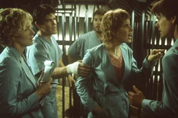 Obwohl seine Kollegen keineswegs von dem geplanten Selbstversuch Sebastian Caines (Kevin Bacon, r.) angetan sind, setzen (v.l.n.r.) Linda (Elisabeth Shue), Matthew (Josh Brolin), Carter (Greg Grunberg) und Sarah (Kim Dickens) alles auf eine Karte. Das Experiment schl&auml;gt fehl ...