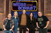 Moderator Kai Pflaume (M.) und seine Rateteam-Kapit&auml;ne Bernhard Ho&euml;cker (l.) und Elton (r.) begr&uuml;&szlig;en in dieser Sendung die Moderatorin Britta Hofmann (2.v.l.) und die Moderatorin Lea Wagner (2.v.r.).