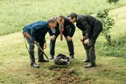 Die Ermittler Matti Wagner (Pierre Besson, l.) und Jonas Fischer (Lukas Piloty, r.) sind auf einer Ausgrabungs-Mission. Doch wie kommen sie damit bei der Falll&ouml;sung weiter? Und was hat B&uuml;rgermeister Tillmann K&uuml;ppers (Martin Klempnow, M.) damit zu tun?