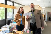Die Kommissare Beck (Michaela Weingartner, l.) und Stadler (Dieter Fischer, r.) suchen im Büro des Opfers nach einem möglichen Tatmotiv. Die Kommissare Beck (Michaela Weingartner, l.) und Stadler (Dieter Fischer, r.) suchen im Büro des Opfers nach einem möglichen Tatmotiv.