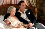 Lady Tressilian (Eileen Atkins, l) und Neville Strange (Greg Wise, r)