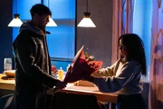Imani (F&eacute;r&eacute;ba Kon&eacute;) ist geschockt, als sie im Beisein von Mika (Daniel Noah) sein falsches Spiel enttarnt.
