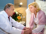 Prof. Simoni (Dieter Bellmann) sagt Ingrid (Jutta Kammann), dass sie nicht mit einer Therapie beginnen können, solange sie nicht wissen, wo der Primärtumor sitzt. Nach einem kurzen Schock, signalisiert die Oberschwester Kämpfergeist - sie wird nicht so leicht aufgeben. Prof. Simoni (Dieter Bellmann) sagt Ingrid (Jutta Kammann), dass sie nicht mit einer Therapie beginnen können, solange sie nicht wissen, wo der Primärtumor sitzt. Nach einem kurzen Schock, signalisiert die Oberschwester Kämpfergeist - sie wird nicht so leicht aufgeben.