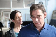 Selma Kirsch (Yve Burbach, l.) ist bei Volker Stach (Martin Feifel, r.) und hat ihm soeben die Nachricht &uuml;berbracht, dass seine Schwester ermordet wurde.