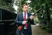 Die Assistentin von Tillmann K&uuml;ppers (Martin Klempnow) wurde tot in seinem Garten aufgefunden. Als dann pl&ouml;tzlich Unbefugte auf seinem Grundst&uuml;ck sind, bewaffnet er sich. Wird er dem M&ouml;rder gegen&uuml;berstehen?